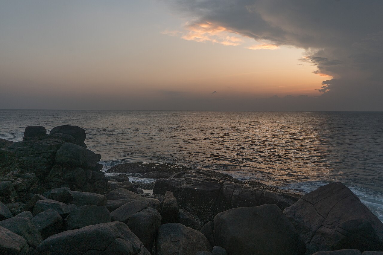Sunset crowd at Parrot Rock
